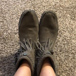 Short fringe Minnetonka booties